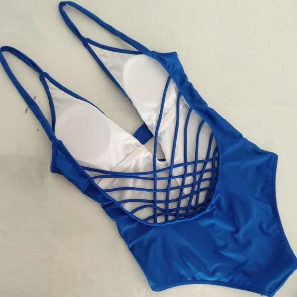 Un costum de baie intreg de dama intr-un model simplu cu spatele gol si cravate subtiri