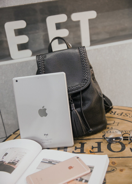 Rucsac de dama de culoare neagra din piele ecologica cu elemente metalice si ciucuri