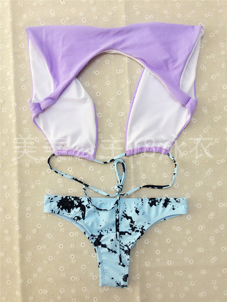 Costum de baie de damă din două piese cu un top interesant largi, cu cravate