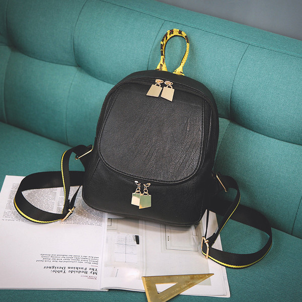 Rucsac mic de dama de culoare neagra cu elemente metalice