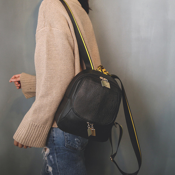 Rucsac mic de dama de culoare neagra cu elemente metalice