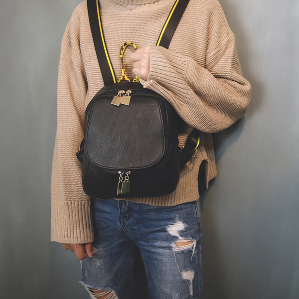 Rucsac mic de dama de culoare neagra cu elemente metalice