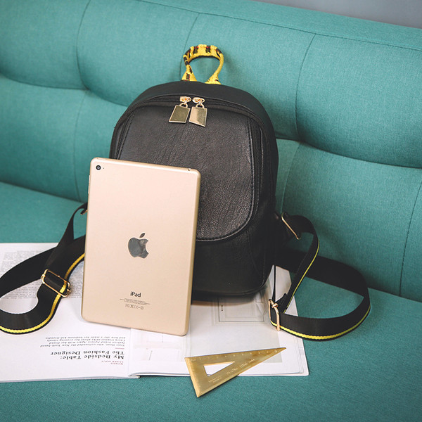 Rucsac mic de dama de culoare neagra cu elemente metalice