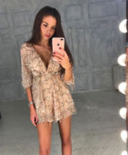 Rochie de dama eleganta si spectaculoasa deasupra genunchiului, cu detalii stralucitoare si pandantive