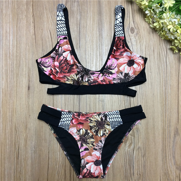 Női fürdőruha fekete színben, két részes virágmintával