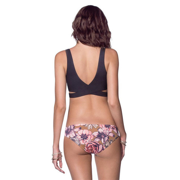 Női fürdőruha fekete színben, két részes virágmintával