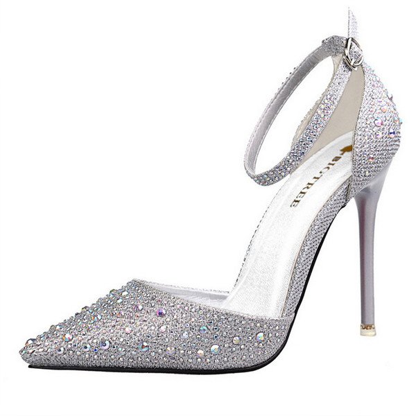 Elegáns női zárt szandál magas vékony sarkon díszkövekkel