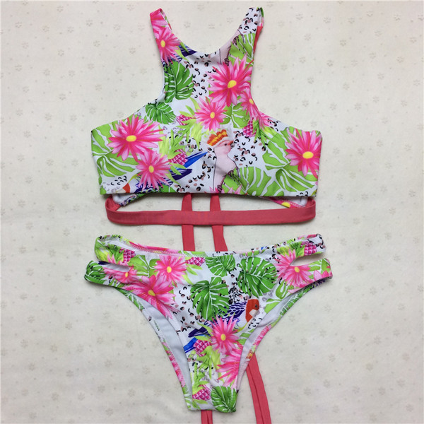 Costum de baie de damă cu flori în două modele în două părți