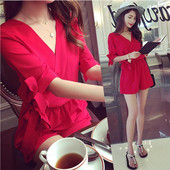 Stílusos női jumpsuit 3/4 ujjal, V-nyakú piros és fekete színben