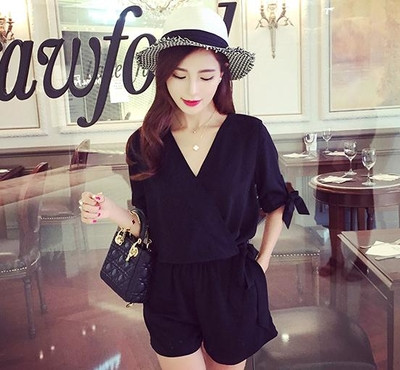 Stílusos női jumpsuit 3/4 ujjal, V-nyakú piros és fekete színben