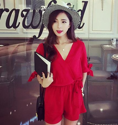 Stílusos női jumpsuit 3/4 ujjal, V-nyakú piros és fekete színben