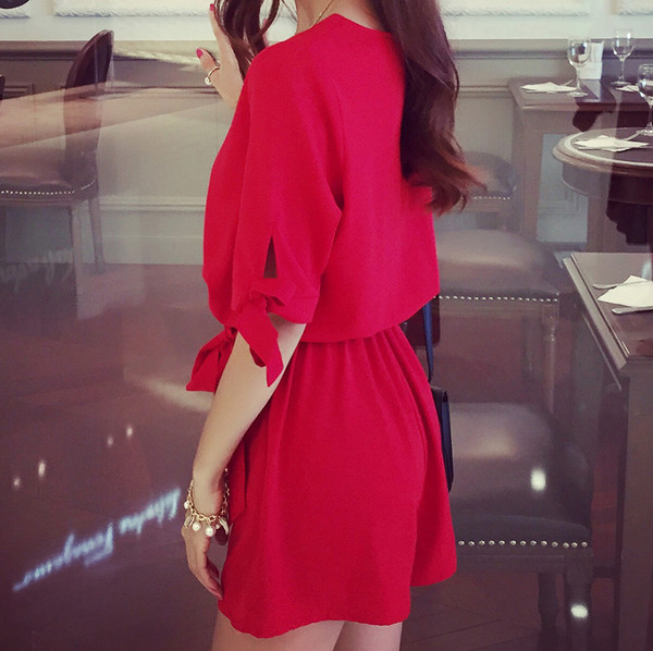 Stílusos női jumpsuit 3/4 ujjal, V-nyakú piros és fekete színben