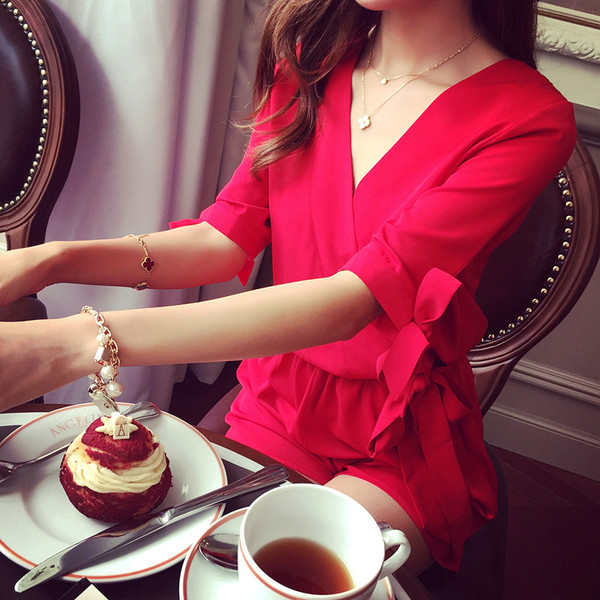 Stílusos női jumpsuit 3/4 ujjal, V-nyakú piros és fekete színben