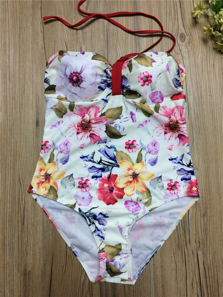 Fehér teljes fürdőruha virágos motívumokkal, bridget típusú