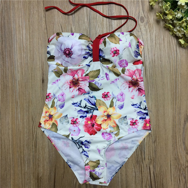 Fehér teljes fürdőruha virágos motívumokkal, bridget típusú