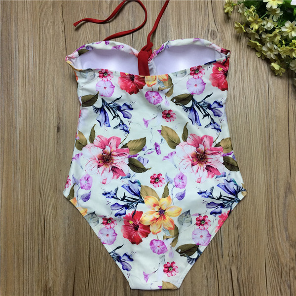 Fehér teljes fürdőruha virágos motívumokkal, bridget típusú