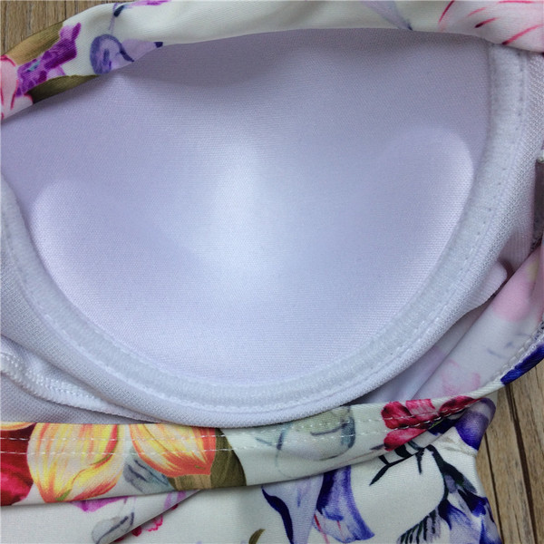 Fehér teljes fürdőruha virágos motívumokkal, bridget típusú