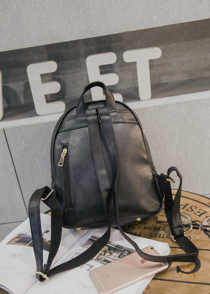 Női öko-bőr hátizsák hímzéssel és díszkövekkel