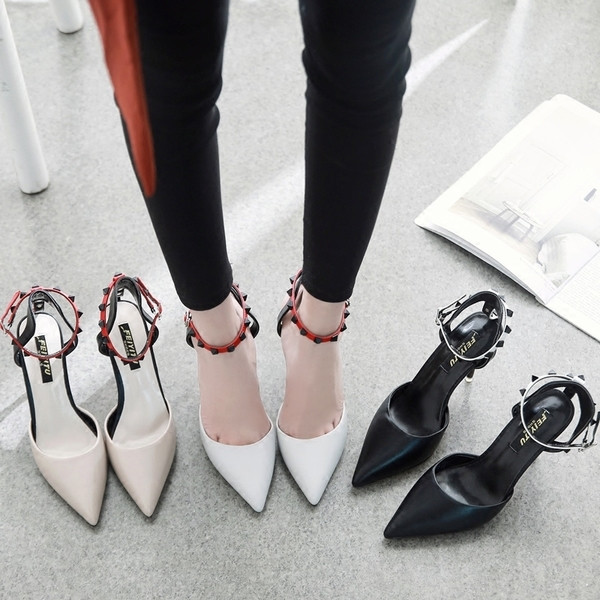 Női magas sarkú szandál három színben, fém díszítéssel