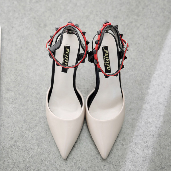 Női magas sarkú szandál három színben, fém díszítéssel