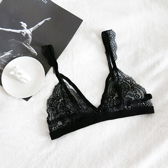 Finom női fehérnemű szett áttört csipkével, fekete színben