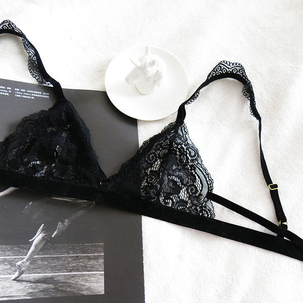 Finom női fehérnemű szett áttört csipkével, fekete színben