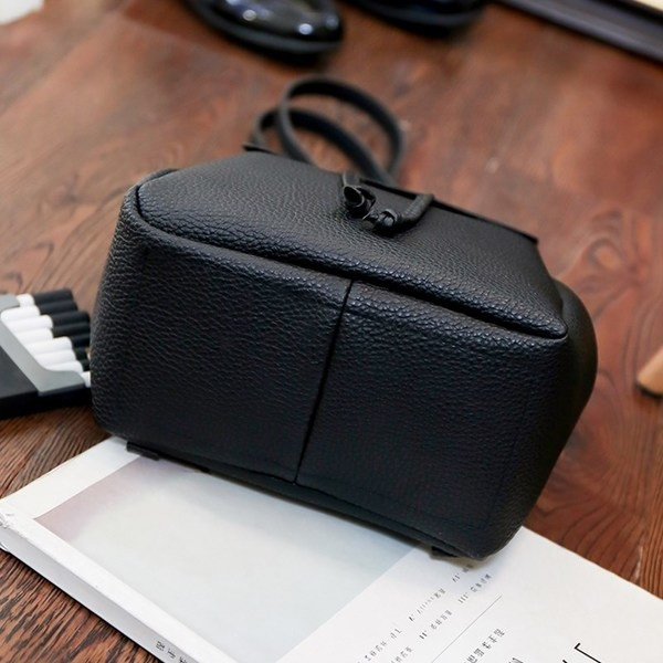 Női tiszta hátizsák fekete színben, öko bőrből