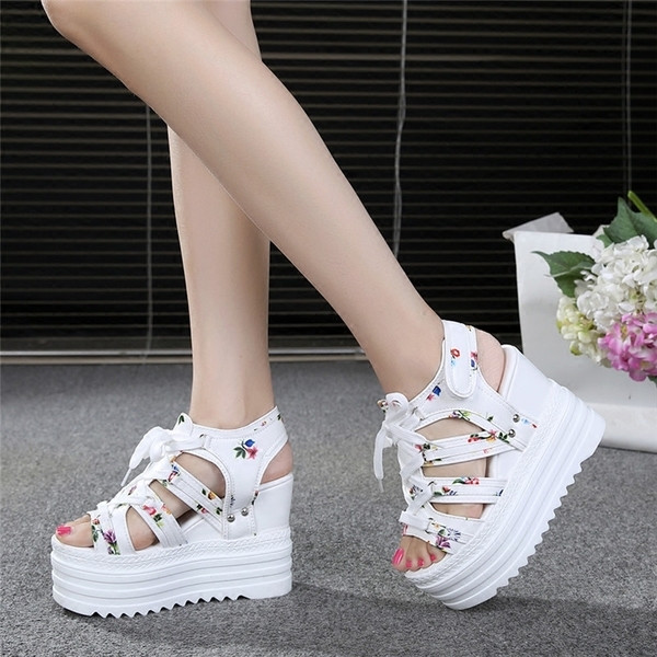 Εξαιρετικά γυναικεία σανδάλια σε πλατφόρμα με λουλουδένια μοτίβα και συνδέσμους