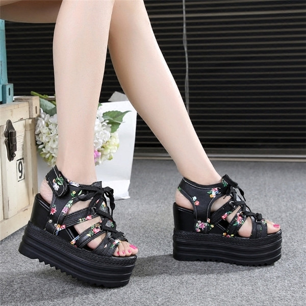 Εξαιρετικά γυναικεία σανδάλια σε πλατφόρμα με λουλουδένια μοτίβα και συνδέσμους