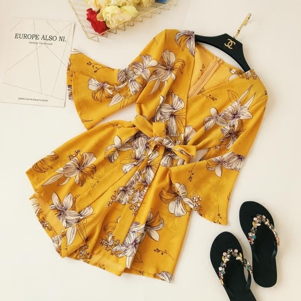 Virágos motívumú női alkalmi kombiné V-nyakú sárga színben