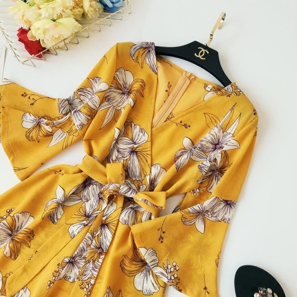 Virágos motívumú női alkalmi kombiné V-nyakú sárga színben