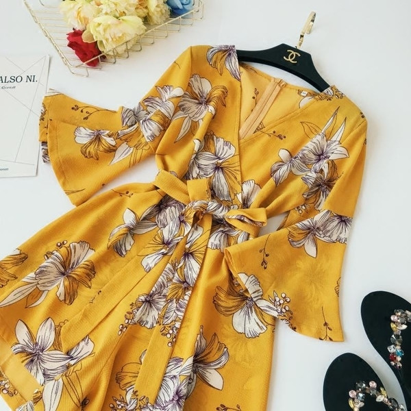 Virágos motívumú női alkalmi kombiné V-nyakú sárga színben