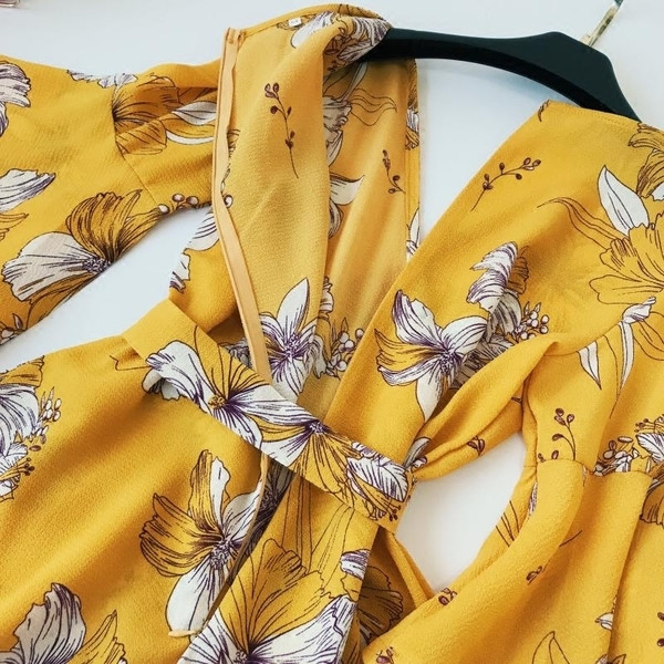 Virágos motívumú női alkalmi kombiné V-nyakú sárga színben