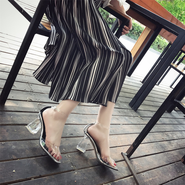 Sandale de dama interesante cu toc gros transparent si lanturi