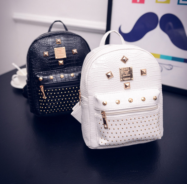 Rucsac de zi cu zi pentru femei in mai multe culori cu ochiuri metalice