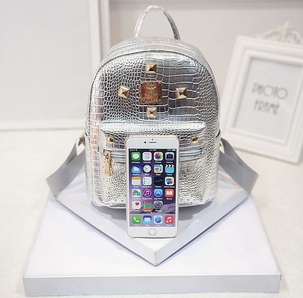 Rucsac de zi cu zi pentru femei in mai multe culori cu ochiuri metalice