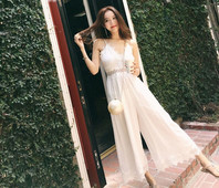 Salopetă delicată de damă cu dantelă și bretele subțiri în culoarea albă