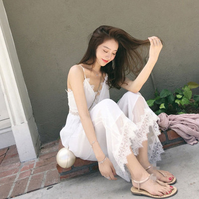 Salopetă delicată de damă cu dantelă și bretele subțiri în culoarea albă