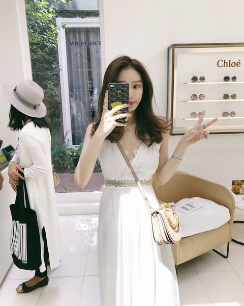 Salopetă delicată de damă cu dantelă și bretele subțiri în culoarea albă