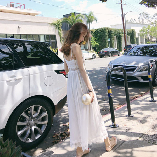 Salopetă delicată de damă cu dantelă și bretele subțiri în culoarea albă