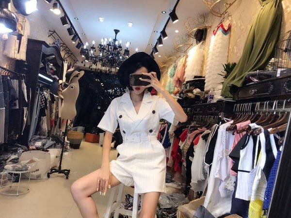 Stílusos női jumpsuit V-nyakkal, két színben