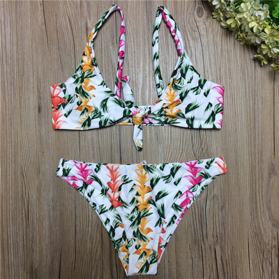 Costum de baie elegant, din două piese, cu imprimeu floral