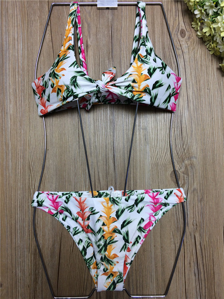 Costum de baie elegant, din două piese, cu imprimeu floral