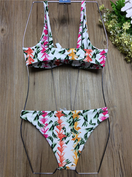 Costum de baie elegant, din două piese, cu imprimeu floral