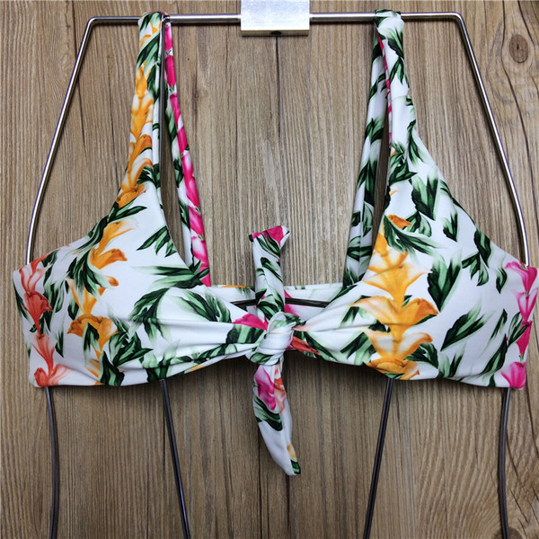 Costum de baie elegant, din două piese, cu imprimeu floral