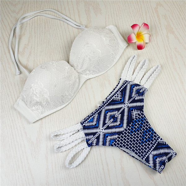 Costum de baie de damă în două părți - sutien alb din dantelă și bikini cu imprimeu