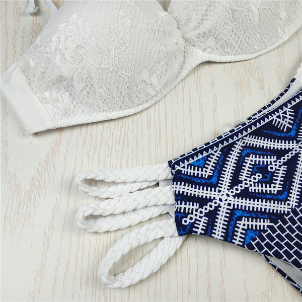 Costum de baie de damă în două părți - sutien alb din dantelă și bikini cu imprimeu