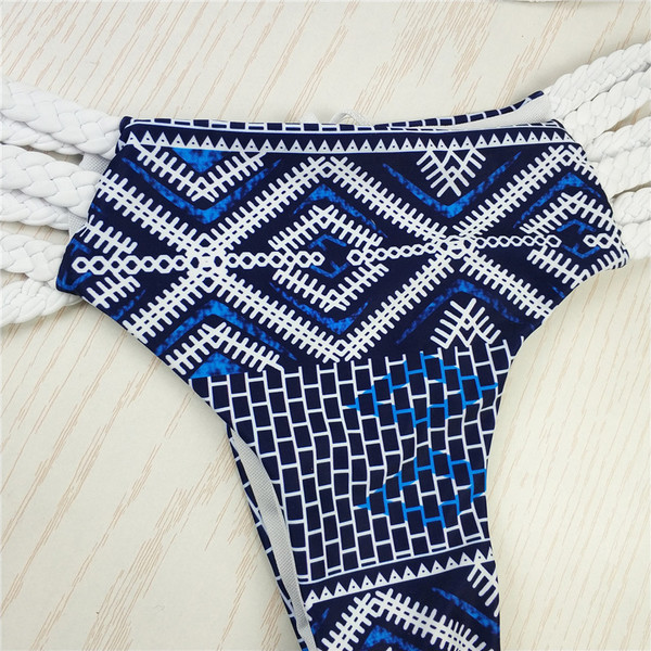 Costum de baie de damă în două părți - sutien alb din dantelă și bikini cu imprimeu