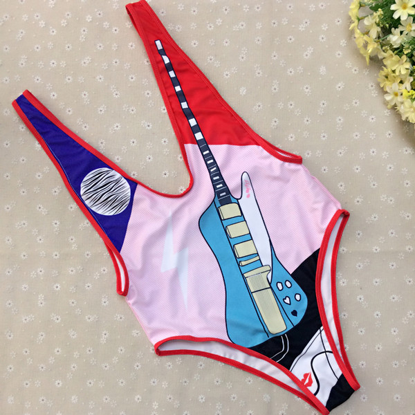 Érdekes modell fürdőruhában, mintával és mély nyakkivágással