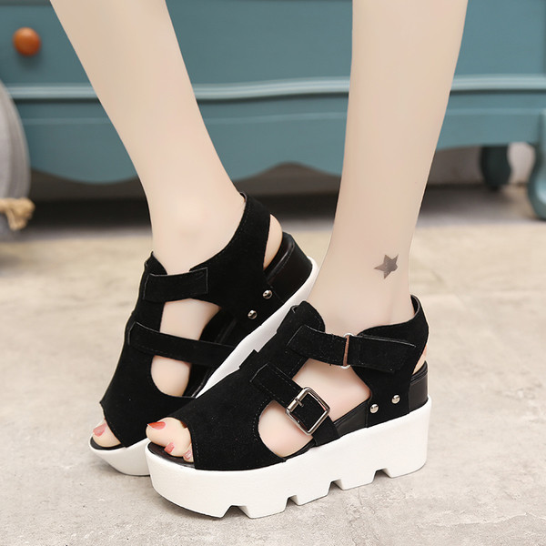 Női velúr szandál magas durva platformon, mindennapi használatra alkalmas